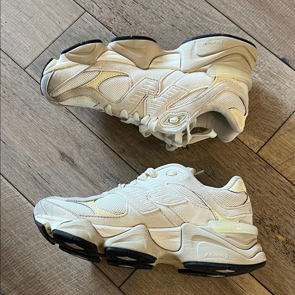 New Balance Beige and Cream Athletic Shoes Boys Size 4 **Like New worn twice** - Picture 3 of 9